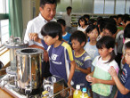 Akinori Ito shows the machine to school children
